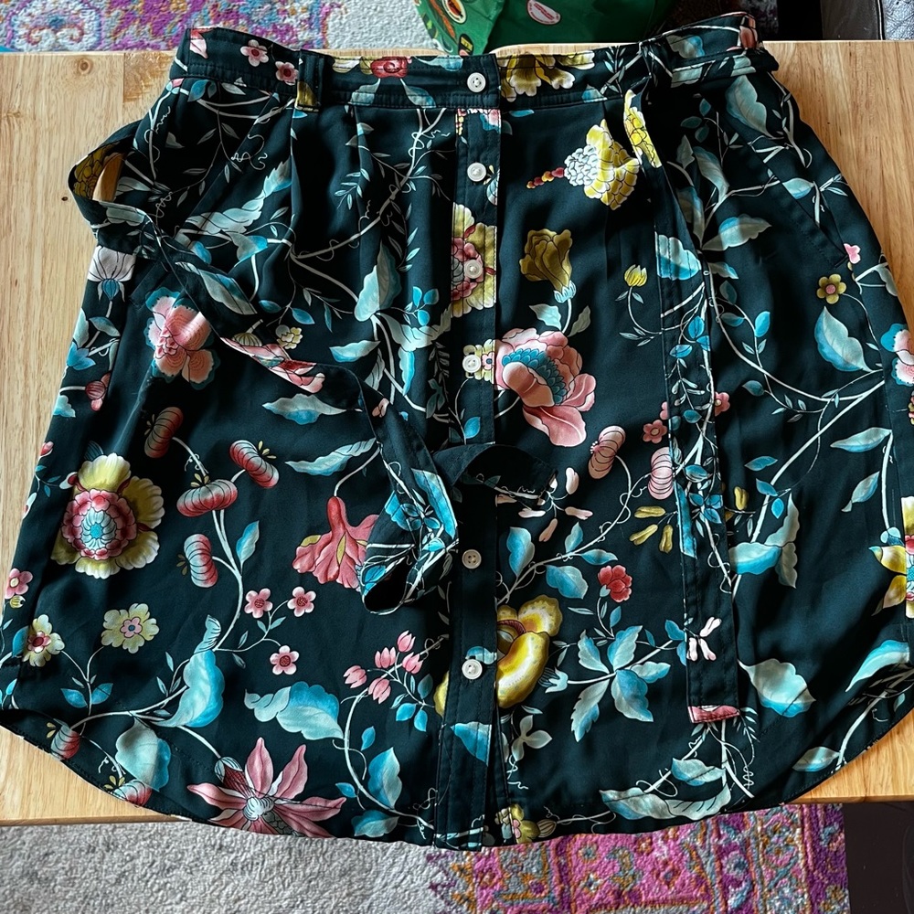 Banana Republic. Floral navy skirt. Size small.